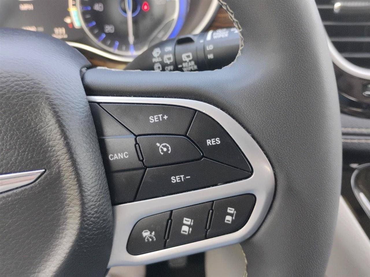 Used 2023 Chrysler Pacifica Limited FWD image 36