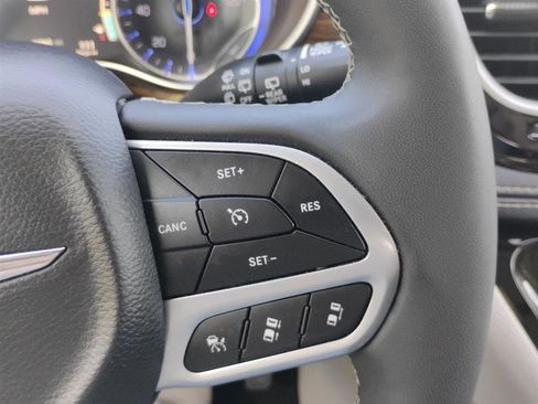 Used 2023 Chrysler Pacifica Limited FWD image 36