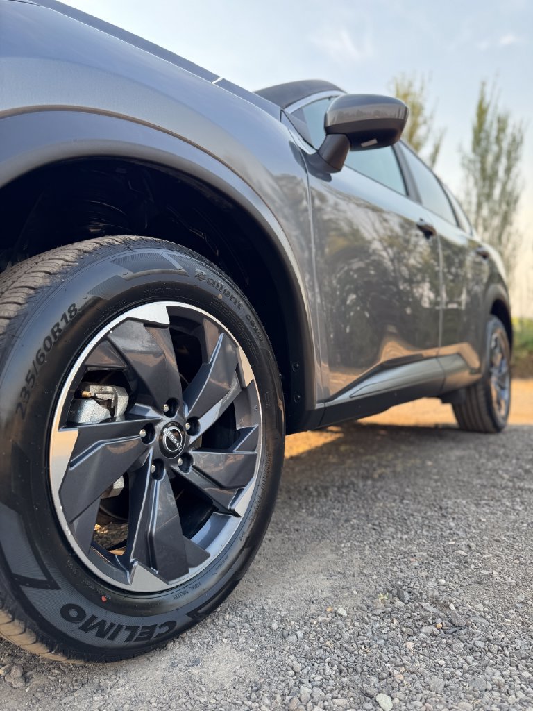 Used 2025 Nissan Rogue SV FWD image 39