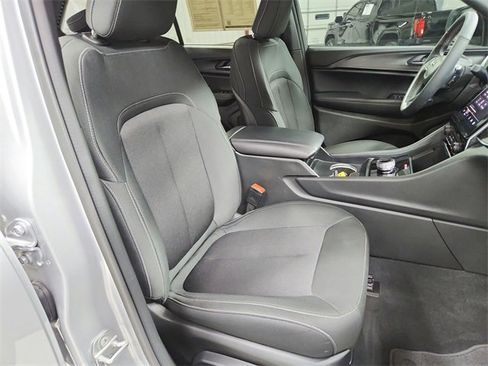 Used 2025 Jeep Grand Cherokee Laredo X w/ Luxury Tech Group I image 38