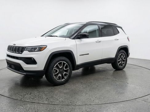 Used 2025 Jeep Compass Trailhawk image 3