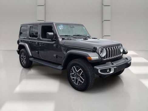 Used 2025 Jeep Wrangler Unlimited Sahara AWD/4WD image 7