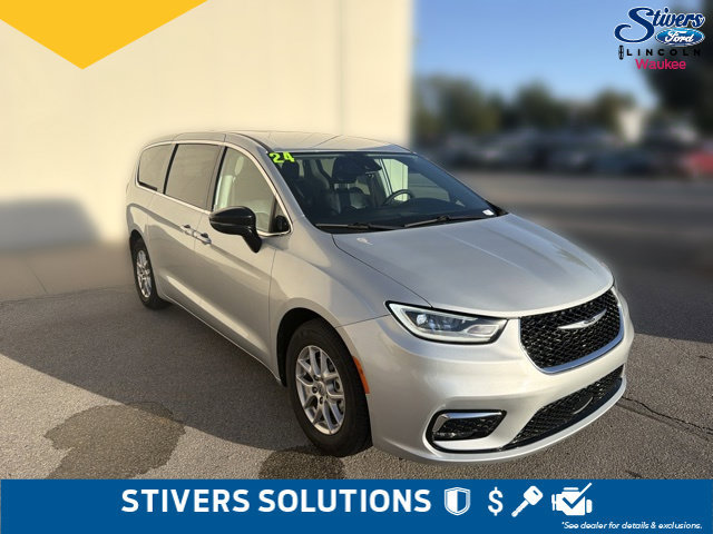 Used 2024 Chrysler Pacifica Touring-L FWD image 3