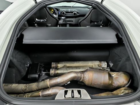 Used 2018 Ferrari 812 Superfast RWD image 16