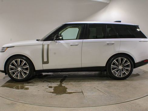 Used 2023 Land Rover Range Rover SE image 2