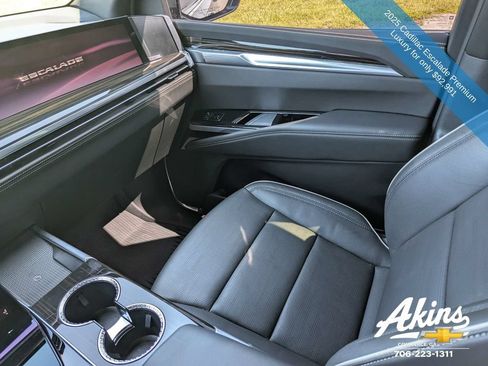 Used 2025 Cadillac Escalade Premium Luxury AWD/4WD image 18
