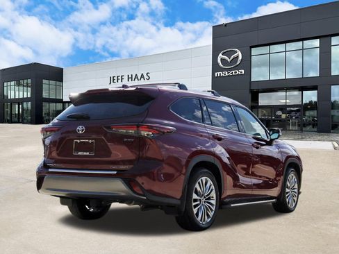 Used 2025 Toyota Highlander Platinum AWD/4WD image 3
