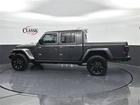 Used 2025 Jeep Gladiator Sport image 2