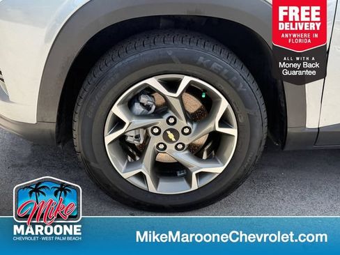 Used 2025 Chevrolet Trax LT FWD image 1