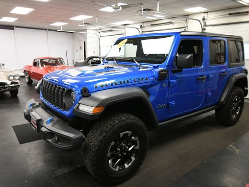 Used 2024 Jeep Wrangler Unlimited Rubicon 4xe AWD/4WD image 3