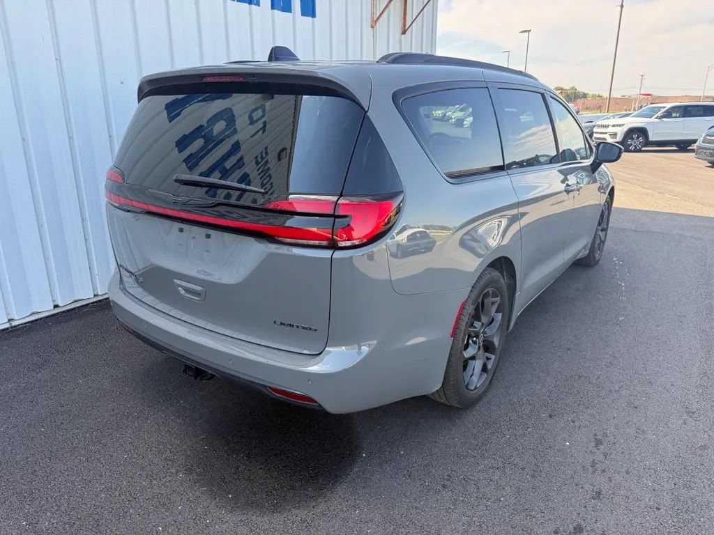 Used 2025 Chrysler Pacifica Limited w/ Trailer Tow Group FWD image 8
