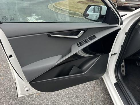 Used 2023 Kia Niro EX Touring image 11