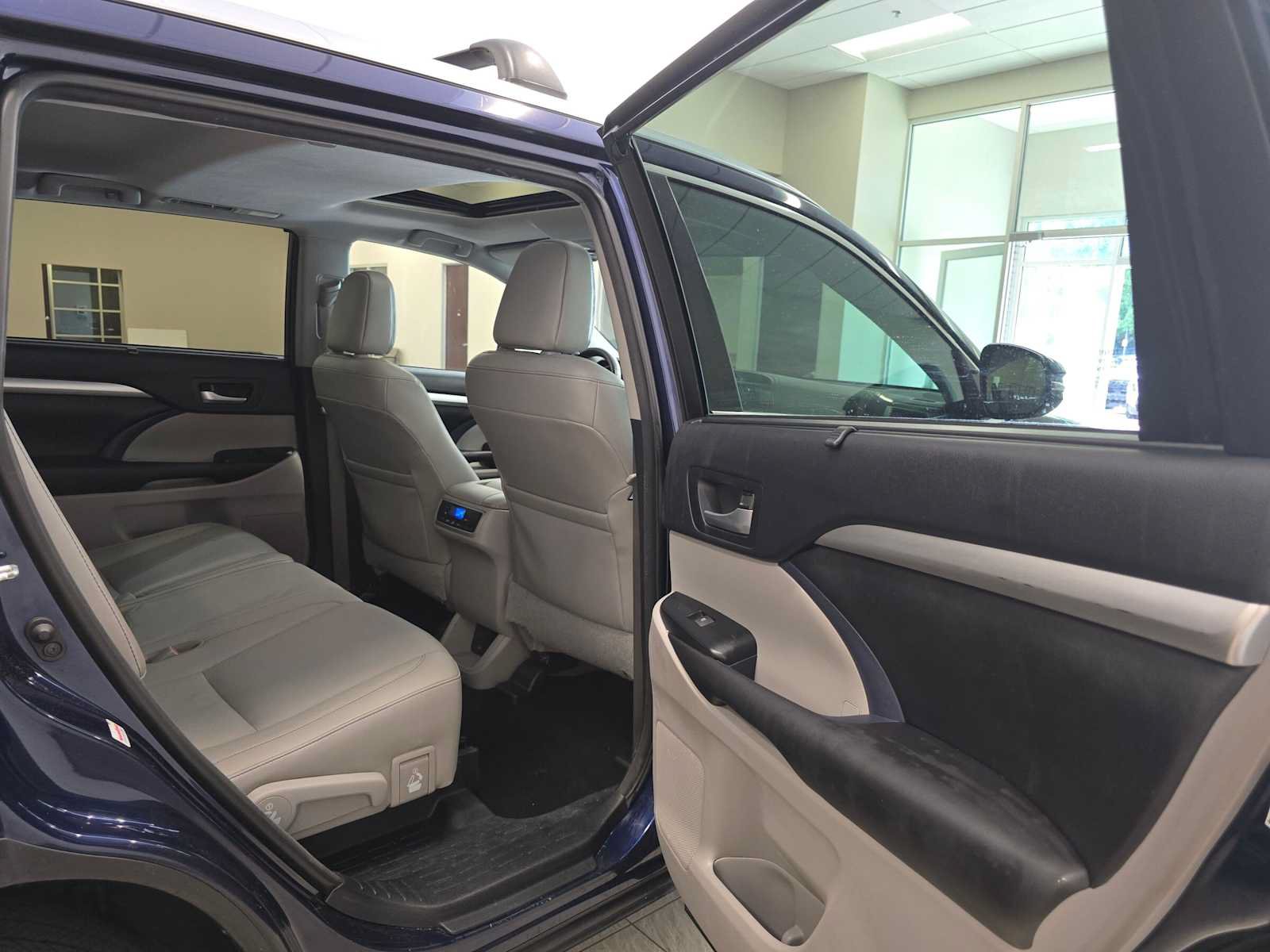 Used 2016 Toyota Highlander XLE AWD/4WD image 28