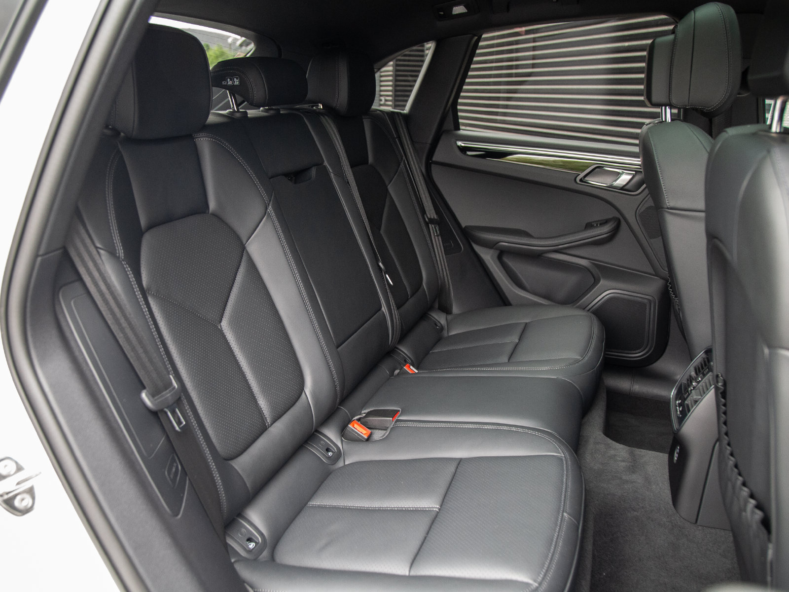 Certified 2023 Porsche Macan AWD/4WD image 25