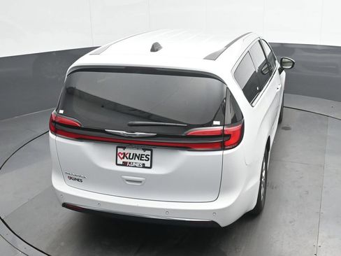 Used 2024 Chrysler Pacifica Touring-L FWD image 30