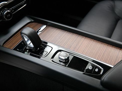 Certified 2023 Volvo XC60 B5 Plus image 16