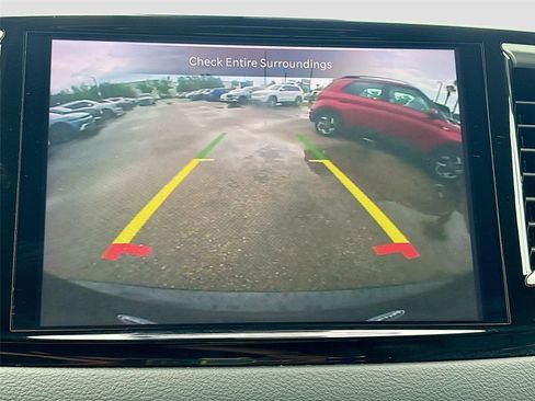 Used 2023 Chrysler Pacifica Touring-L FWD image 13
