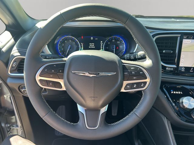 Used 2026 Chrysler Pacifica Limited FWD image 15