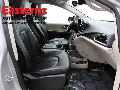 Used 2024 Chrysler Pacifica Touring-L FWD image 23