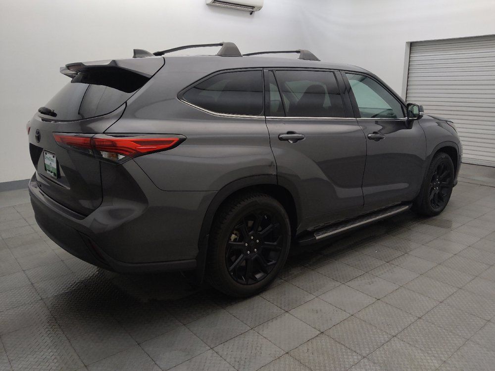 Used 2022 Toyota Highlander L FWD image 10