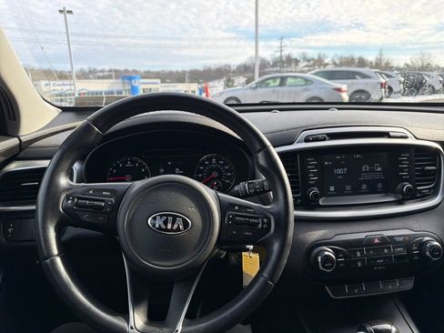 Used 2017 Kia Sorento LX w/ LX Convenience Package image 10