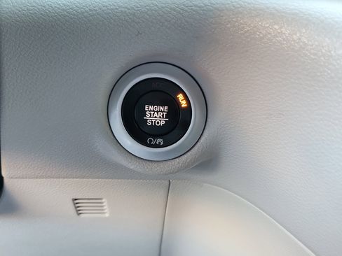 Used 2022 Chrysler Pacifica Touring-L image 14