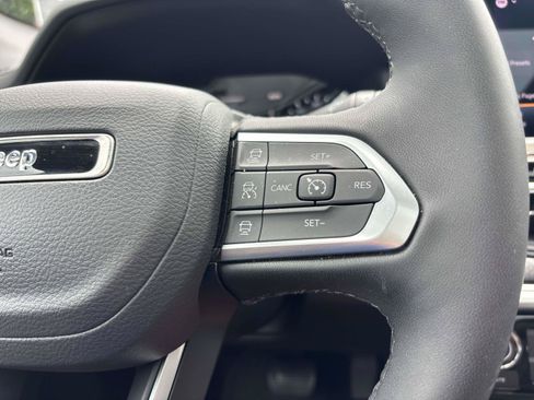 Used 2024 Jeep Compass Latitude w/ Sun and Sound Group AWD/4WD image 16