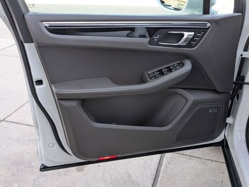 Certified 2025 Porsche Macan image 13