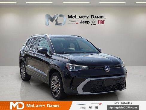 Used 2025 Volkswagen Taos SE image 1