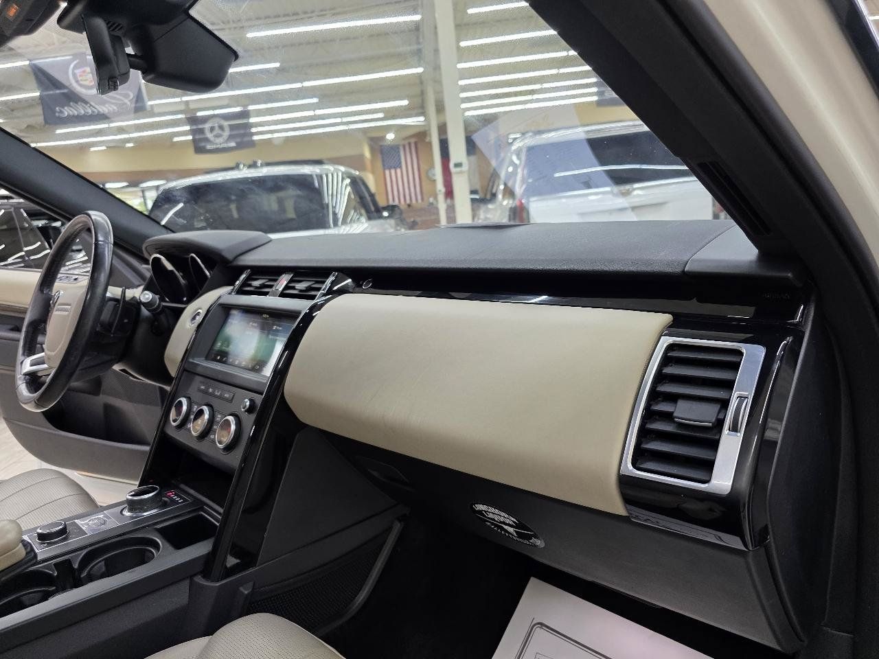 Used 2019 Land Rover Discovery SE AWD/4WD image 23