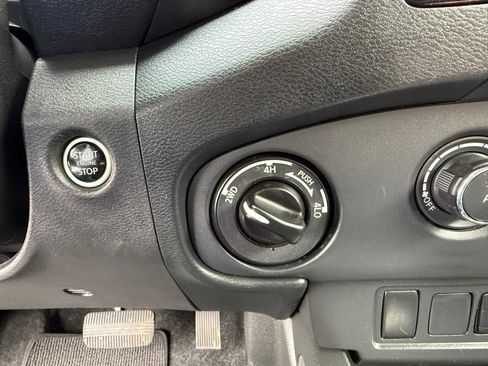 Used 2024 Nissan Frontier SV w/ Technology Package image 21