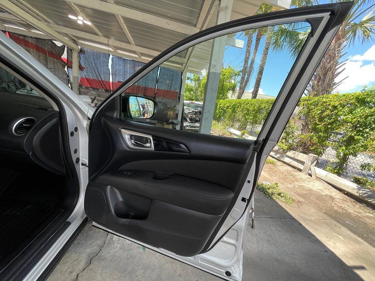 Used 2017 Nissan Pathfinder SV w/ Cargo Package FWD image 5