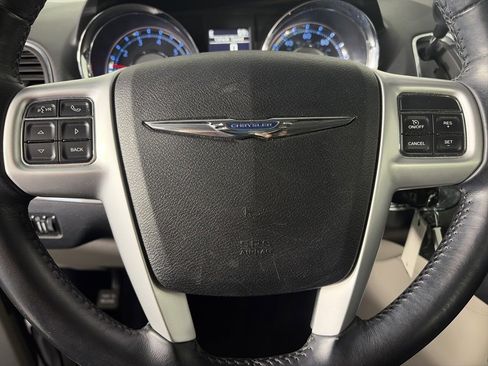 Used 2015 Chrysler Town & Country Touring image 15