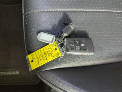 Used 2022 Volkswagen Tiguan SE R-Line image 23