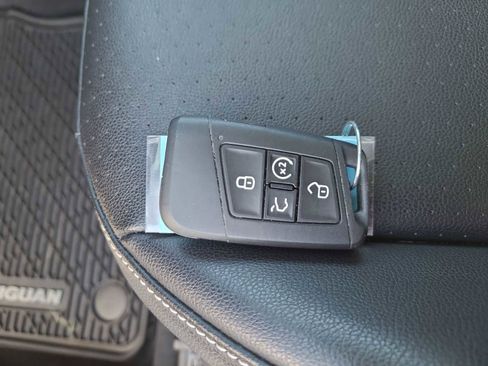 Used 2022 Volkswagen Tiguan SE image 28