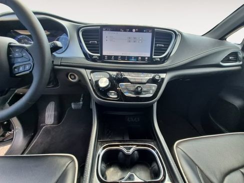 Used 2025 Chrysler Pacifica Limited FWD image 11