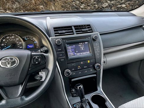 Used 2015 Toyota Camry LE image 6