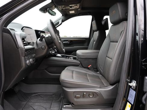 Used 2025 Chevrolet Suburban High Country image 13