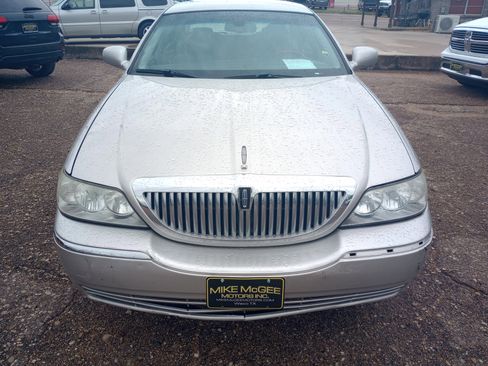 Used 2008 Lincoln Town Car Signature L image 2