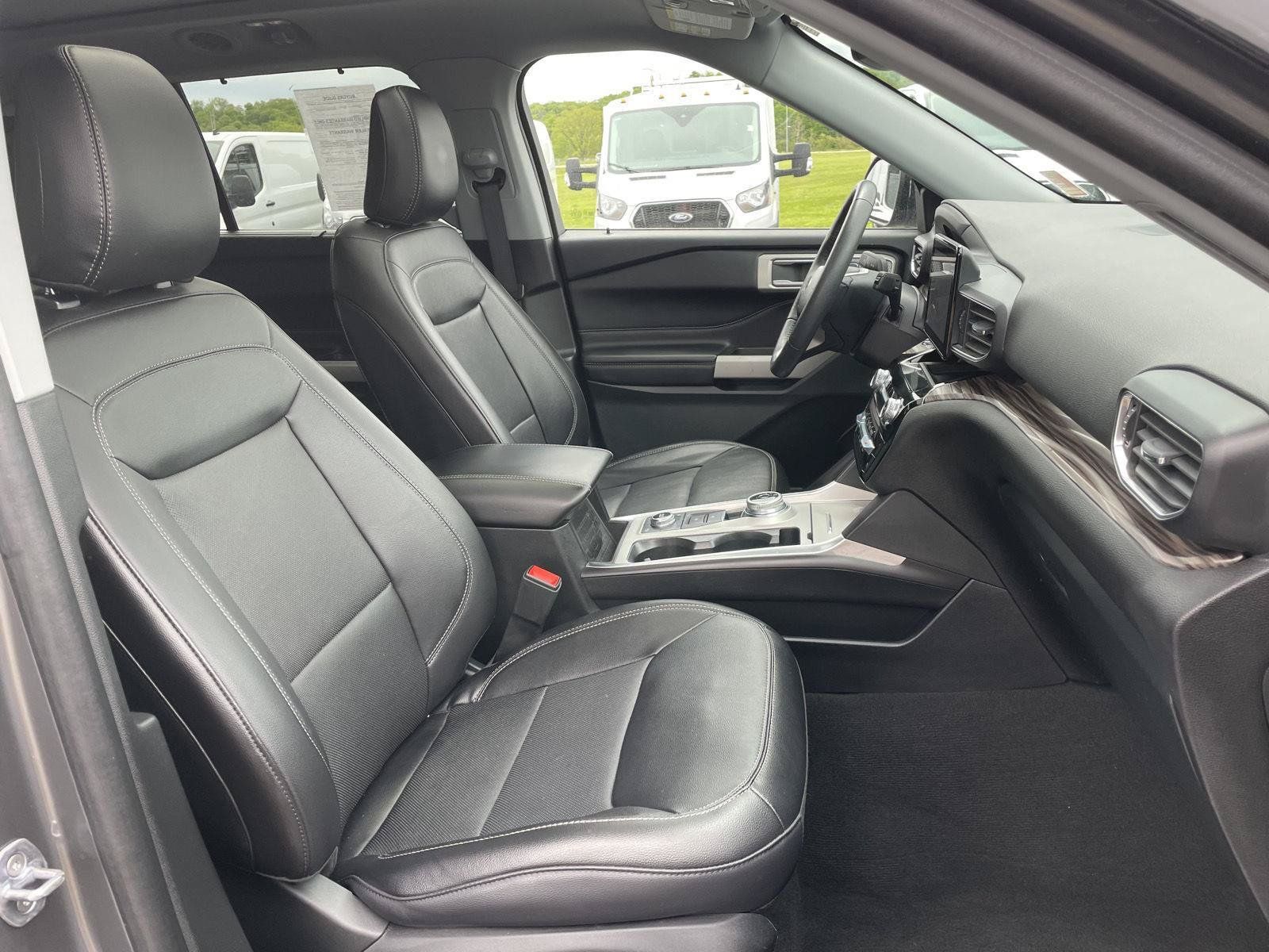 Used 2024 Ford Explorer Limited w/ Equipment Group 301A AWD/4WD image 26