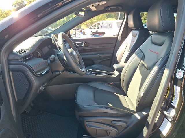 Used 2025 Jeep Compass Trailhawk AWD/4WD image 2