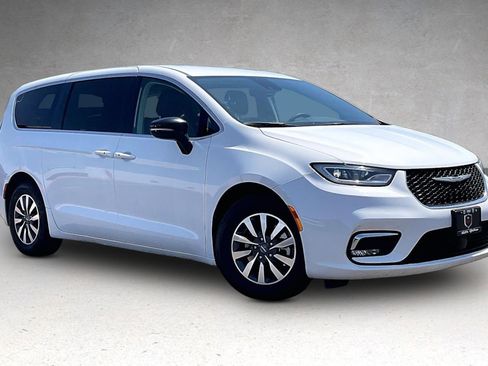 Used 2024 Chrysler Pacifica Limited FWD image 2