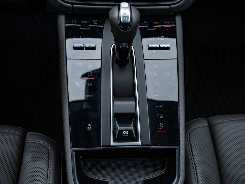 Certified 2025 Porsche Macan AWD/4WD image 37