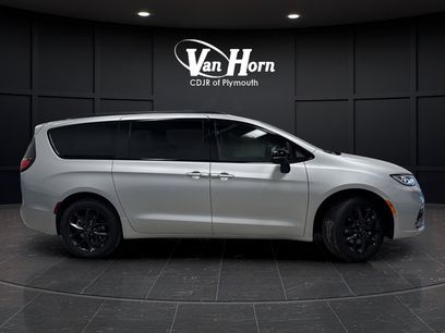 New 2026 Chrysler Pacifica Select w/ S Appearance Package