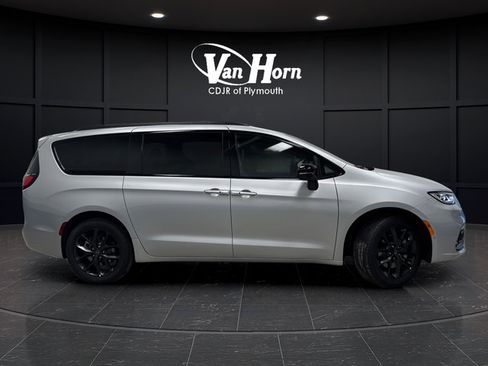 New 2026 Chrysler Pacifica Select w/ S Appearance Package AWD/4WD image 2