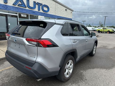 Used 2021 Toyota RAV4 XLE AWD/4WD image 4