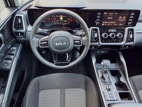 Used 2023 Kia Sorento LX image 5