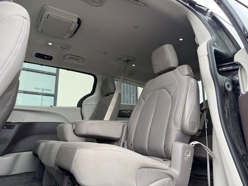 Used 2018 Chrysler Pacifica Touring Plus w/ Tire & Wheel Group image 9