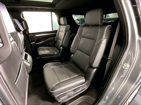 Used 2025 Cadillac Escalade Premium Luxury image 38