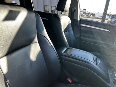 Used 2018 Toyota Highlander SE image 12